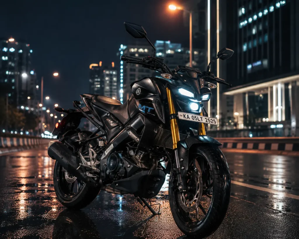 Yamaha MT 15 V2.0 parked on a city street at night